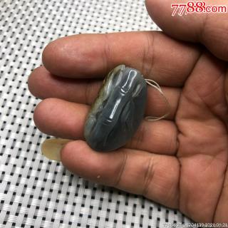 和田玉青花籽料竹子蝙蝠