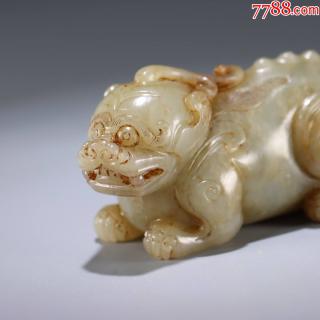 清代和田玉貔貅雕件