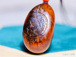 不走寻常路的黑皮籽料!和田玉猎奇玩家首选!