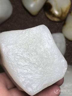 新疆和田玉羊脂白玉山流水原石
